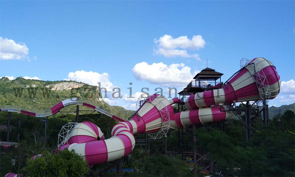 水上乐园滑滑梯的视频