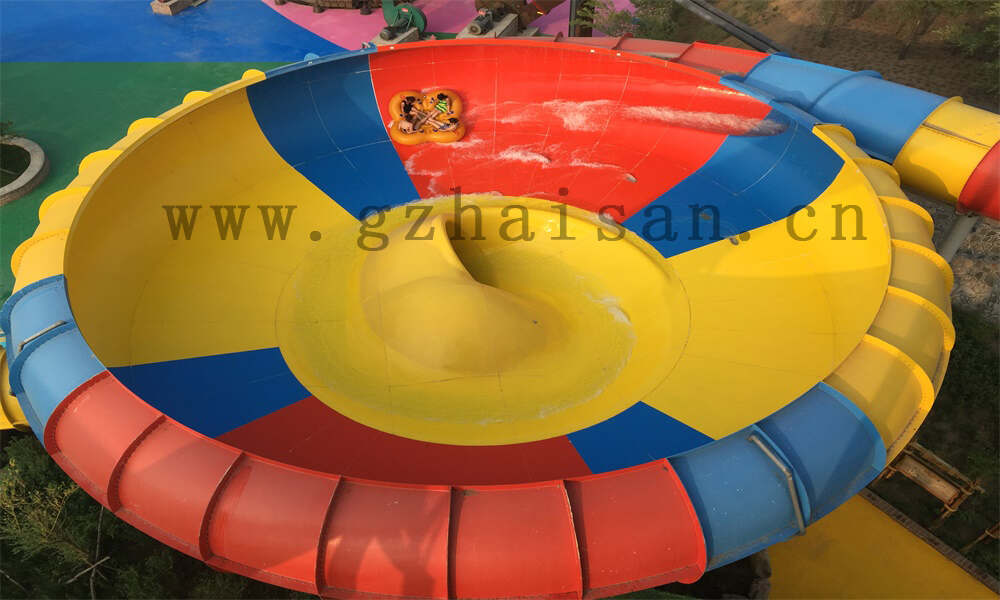 水上乐园规划中的安全设施如何保证游客安全？