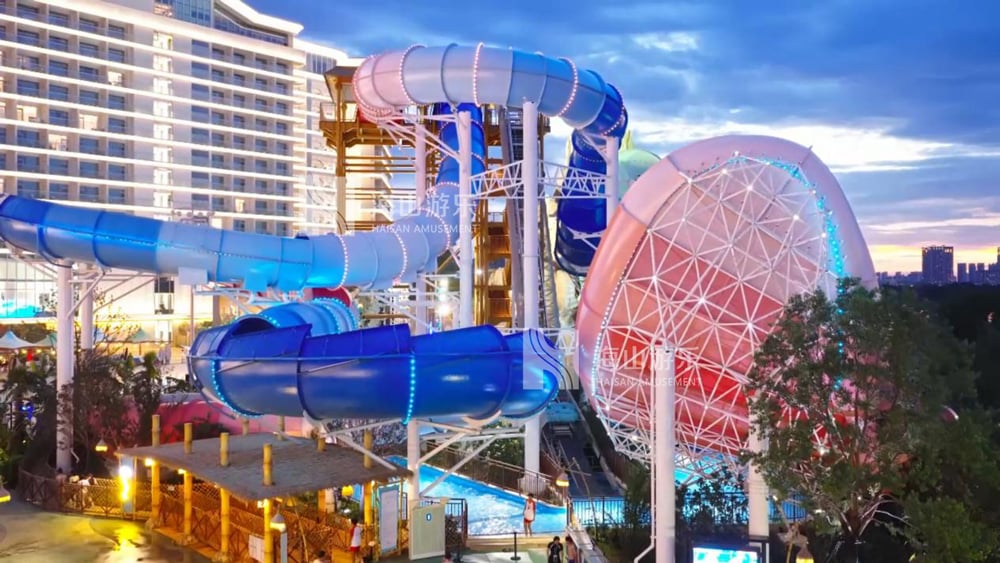 双重风暴，极致竞速——星际盘旋+巨浪翻滚组合引爆水乐园刺激体验