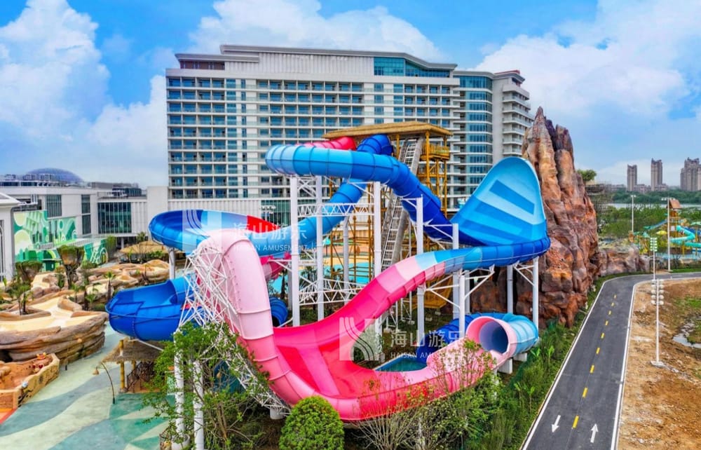 双重风暴，极致竞速——星际盘旋+巨浪翻滚组合引爆水乐园刺激体验